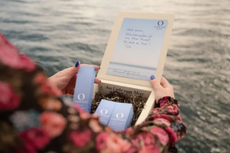 OCEANWELL GESCHENKBOX aus Graspapier + Seegras - Füllung (Verkaufsförderung) - BeautyVeda | Oceanwell GESCHENKBOX aus Graspapier + Seegras - Füllung | Verkaufsförderung. Accessoires, Basic, Oceanwell